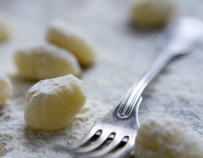 <p>Con una forchetta puoi incidere leggermente la superficie degli gnocchi; poi disponili su un piano cosparso di farina così da non farli attaccare tra loro. <b>Cuoci</b> in acqua salata gli gnocchi preparati senza le uova: appena verranno a galla saranno pronti per essere conditi e mangiati.</p><p>Ecco che ora sai come fare gli gnocchi senza usare le uova!</p>