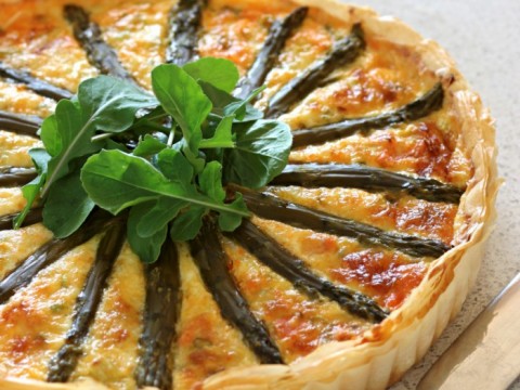 Torta salata con salmone e asparagi