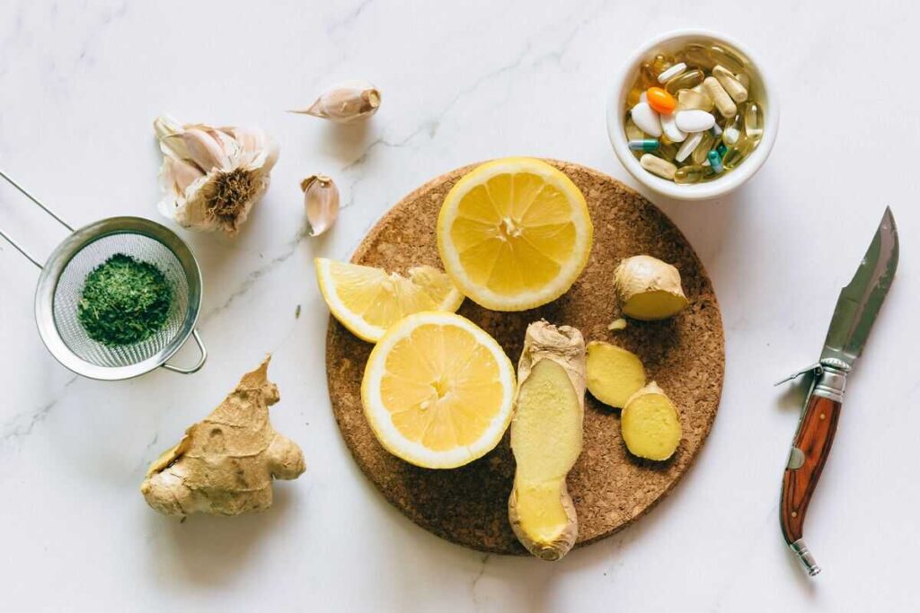 limone, zenzero, integratori su tagliere su tagliere