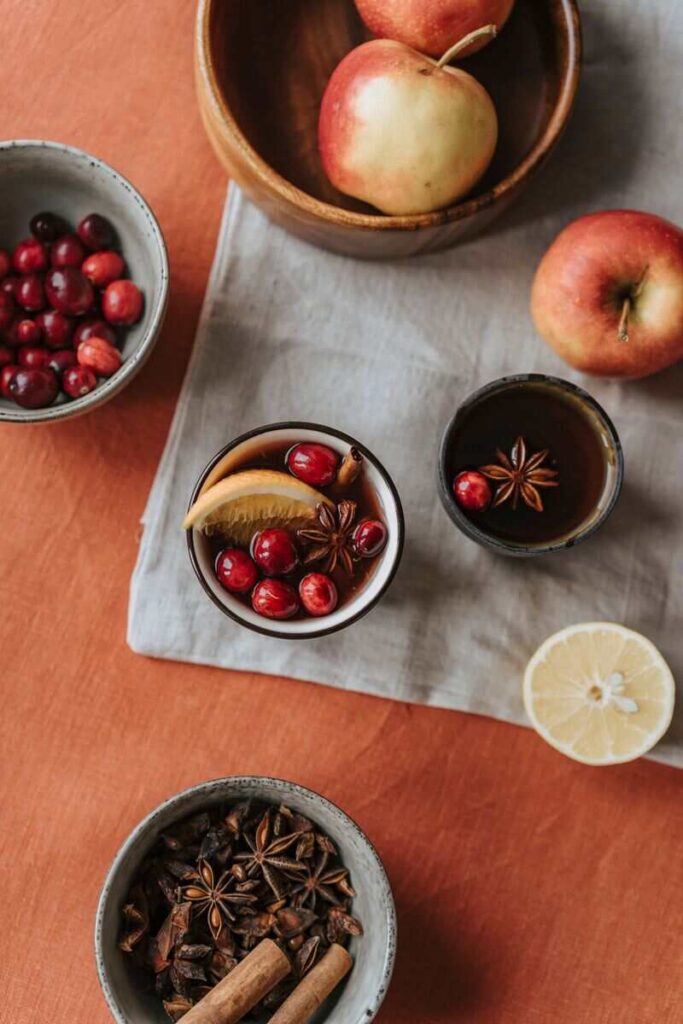 tazza con infuso tisana con mirtilli rossi e mele rosse