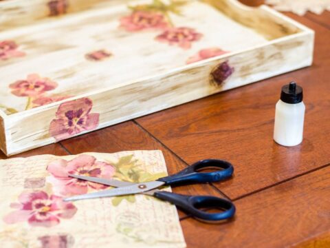 Come decorare un vassoio con il decoupage