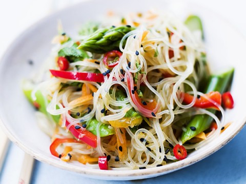 Ricette veloci: spaghetti di soia con verdure e gamberi