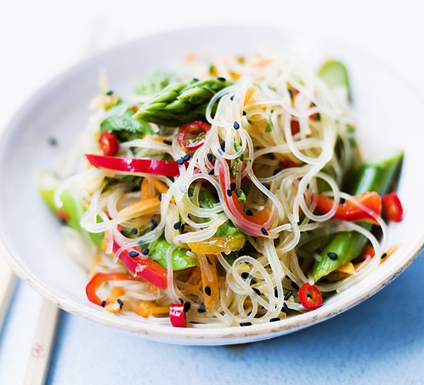 Ricette veloci: spaghetti di soia con verdure e gamberi