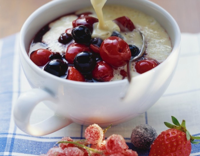 Dolci al cucchiaio veloci: coppa crema e frutta