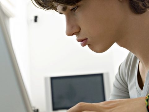 Figli adolescenti e pornografia in rete: come comportarsi