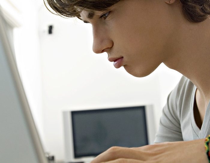 Figli adolescenti e pornografia in rete: come comportarsi