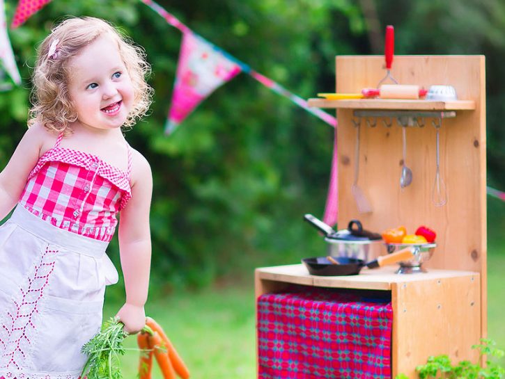 Cucina in miniaturaLa cucina Montessori è un luogo aperto a maschi e femmine, perché ognuno da no