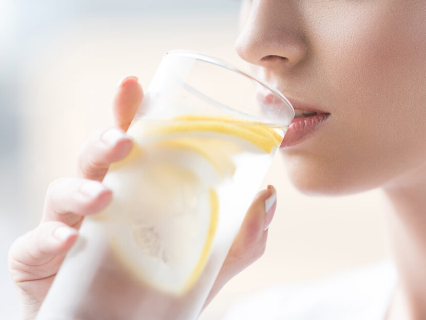 Bere acqua tiepida e limone