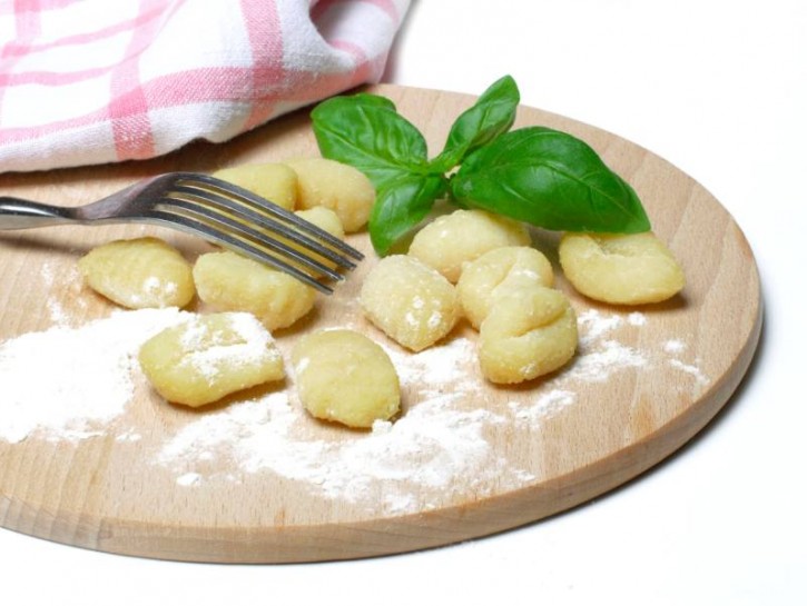 <p>A questo punto cuoci gli <b>gnocchi</b> in abbondante acqua salata. Appena verranno a galla potrai scolarli e aggiungerli al condimento. Salta per qualche minuto affinché si insaporiscano per bene e servi. Guarnisci gli gnocchi con le vongole con del <b>prezzemolo</b> finemente sminuzzato e gusta questo piatto delizioso.</p><p>Puoi preparare gli gnocchi a casa tua, magari provando questa <b><u><a href="https://www.donnamoderna.com/cucina/come-fare/come-fare-gnocchi-senza-uova" rel="follow" title="gnocchi senza uova" target="_self">versione senza le uova</a>, </u></b>leggera e golosa. Buon appetito!</p>