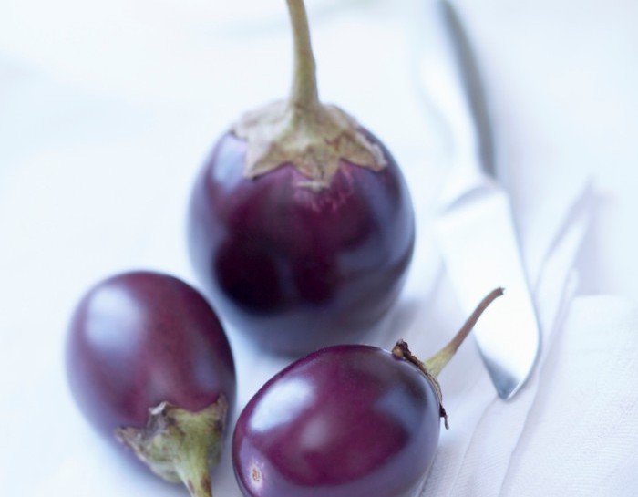 La preparazione della parmigiana vegana