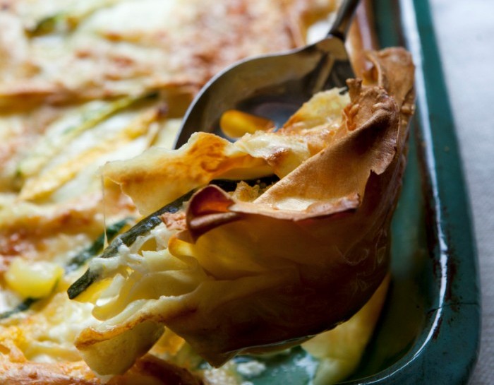 Preparazione delle lasagne con pane carasau