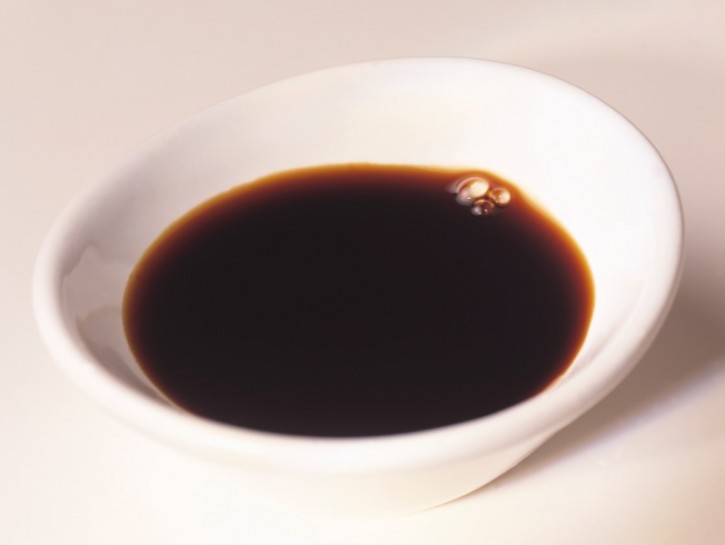 1 столовая ложка соевого соуса. соус соевый. 50 грамм соевого соуса. соевый соус в ложке сколько. White soy sauce.