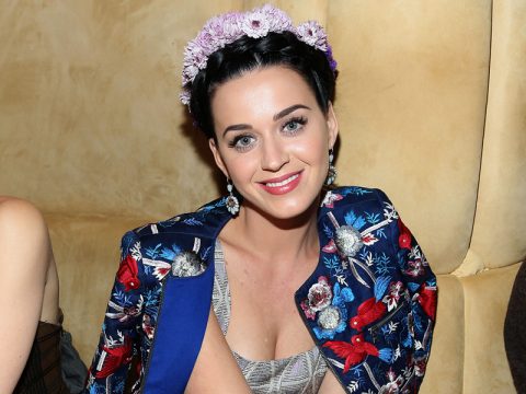 Un fiore tra i capelli: come e dove l'accessorio sboccia per le star