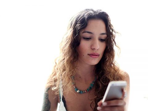 I sintomi per riconoscere se sei dipendente da Facebook e social network