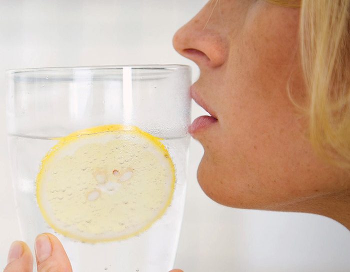 Acqua e limone bruciano i grassi