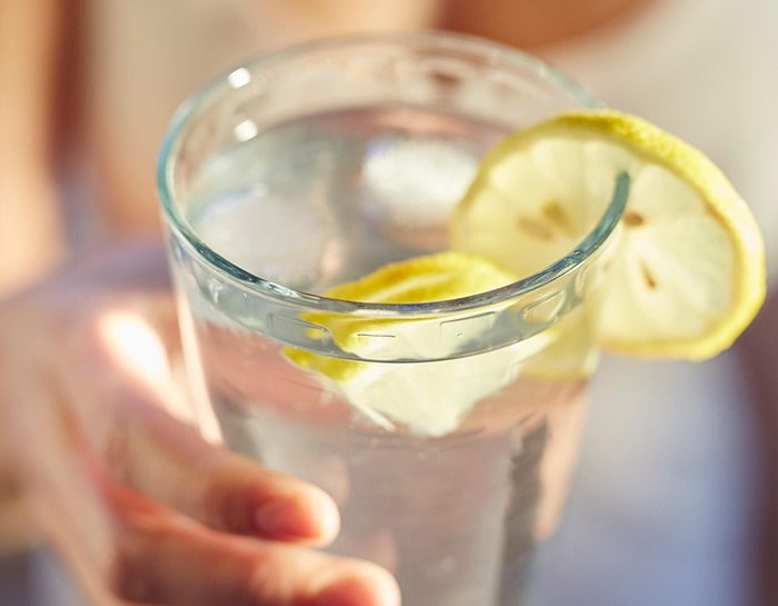 Bere acqua e limone favorisce la digestione