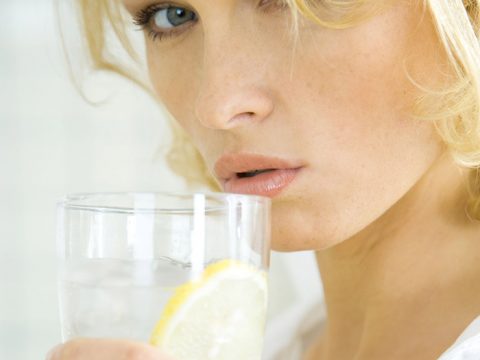 Acqua e limone, il nuovo elisir di bellezza