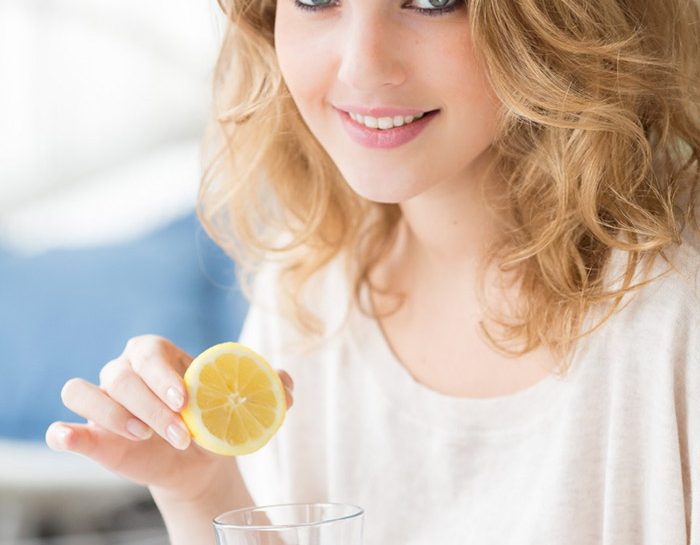 Bere acqua e limone rende bella la pelle