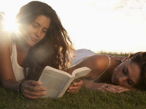 I libri dell'estate: 10 titoli da portarsi sotto l'ombrellone