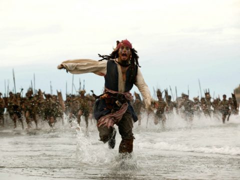 Johnny Depp nei panni di Jack Sparrow visita i bambini in ospedale