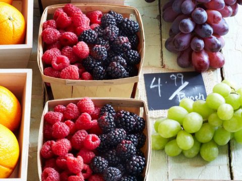 Dimagrisci con frutti di bosco e uva