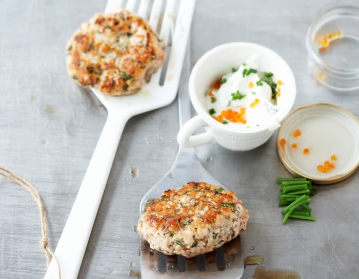 <p>A questo punto, riscalda una padella antiaderente con un filo d’olio e il <b>porro</b>; dai al composto di pesce la forma di piccoli burger e cuoci per un paio di minuti, prima da un lato e poi dall’altro.</p><p>Fai attenzione a non cuocere troppo il pesce altrimenti il gusto risulterà troppo secco e asciutto.</p><p>Servi i burger di pesce ben caldi, accompagnandoli con i <b>pomodorini </b>oppure con dell’insalata mista condita con aceto balsamico. Buon appetito!</p>