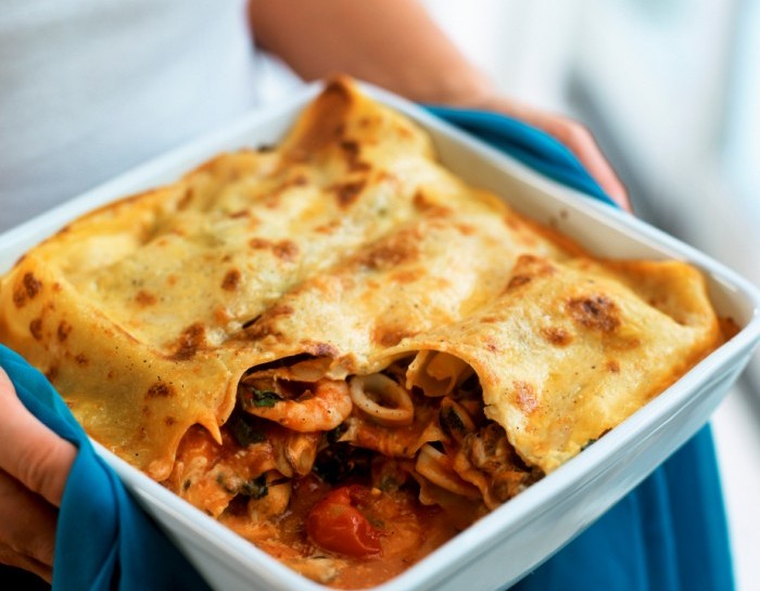<p>Quando i <b>frutti di mare</b> saranno pronti, metti da parte il sughetto di cottura e diluisci un po’ del<b> pesto</b> di basilico: in questo modo creerai un condimento delizioso che darà un sapore unico alle tue lasagne di pesce.</p><p>Disponi sulla base di una teglia il primo strato di sfoglie di pasta, poi adagia una parte dei frutti di mare, il condimento di pesto e prosegui con un ulteriore strato di pasta.</p><p>Continua fino a terminare gli ingredienti.</p><p>Riscalda il forno a 180 gradi e cuoci per circa 20 minuti.</p><p>Se vuoi rendere questo piatto ancora più speciale, puoi preparare una <b>besciamella</b> innovativa utilizzando circa 50 g di burro e 50 g di farina, 1 bicchiere di sugo dei frutti di mare e 1 bicchiere di acqua.</p><p>Puoi preparare in casa tua delle buonissime lasagne verdi con un impasto delicato di bietole e farina, cliccando <b><u><a href="https://www.donnamoderna.com/cucina/come-fare/lasagne-verdi-bietole" rel="follow" title="lasagne verdi " target="_self">qui</a></u></b>.</p><p>Quando le tue lasagne di pesce al profumo di mare e pesto saranno cotte, togli dal forno e fai raffreddare leggermente prima di servire. Buon appetito!</p>