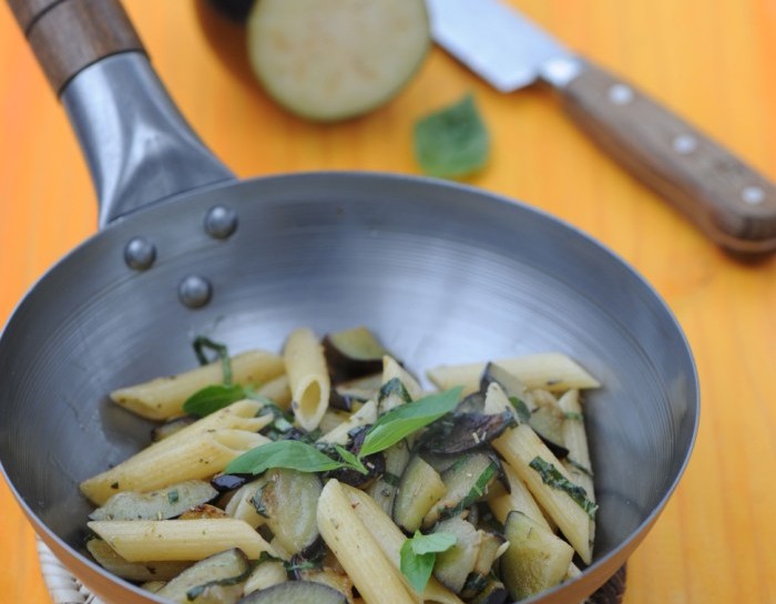<p>Ingredienti</p><p>1 grossa melanzana</p><p>2 spicchi d’aglio</p><p>Menta fresca</p><p>Prezzemolo fresco</p><p>Olio d’oliva</p><p>Olio per friggere</p><p>2 uova</p><p>100 g di parmigiano grattugiato o pecorino</p><p>Sale</p><p>Pepe</p><p>Questa <b>carbonara di melanzane</b> fa venire l’acquilina in bocca al sol pensiero. E’ un piatto sfizioso ed <b>estivo</b>, nonostante l’impiego delle uova perché la <b>menta</b> sa regalare a questo primo un gusto fresco e mediterraneo.</p><p>La prima cosa da fare per la realizzazione di questa opera culinaria è lavare la melanzana sotto l’acqua corrente, eliminare le estremità e tagliarla a dadini.</p><p>In una pentola antiaderente riscalda dell’<b>olio</b> adatto a friggere, poi cuoci le melanzane.</p><p>Quando saranno dorate, con l’aiuto di una schiumarola, <b>adagiale</b> su un piatto rivestito di carta assorbente per trattenere l’olio in eccesso.</p>