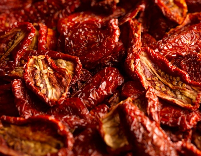 <p>Ingredienti</p><p>400 g di pasta fresca</p><p>250 g di pomodori secchi</p><p>250 g di robiola</p><p>100 g di pinoli</p><p>Qualche foglia di basilico</p><p>Sale</p><p>Pepe</p><p>La ricetta della <b>pasta con i pomodori secchi </b>è un piatto davvero speciale: si prepara in pochissimo tempo, quando hai voglia di qualcosa di sfizioso senza passare troppo tempo ai fornelli.</p><p>Gli ingredienti che ti servono sono pomodori secchi sott’olio, <b>robiola</b> e <b>pinoli</b> che amalgamati insieme sprigioneranno tutto il gusto dell’estate.</p><p>La prima cosa da fare è sgocciolare circa 250 g di pomodori secchi. Puoi prepararli a <a href="https://www.donnamoderna.com/cucina/come-fare/come-fare-pomodori-secchi" rel="follow" title="come fare pomodori secchi" target="_self"><b>casa tua</b></a> oppure puoi comprarli già pronti. Elimina l’olio in eccesso e riponili all’interno del bicchiere del tuo frullatore. Accendilo e lavora il tutto fino ad ottenere una consistenza simile al patè.</p>