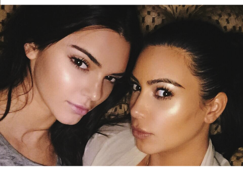 Kim Kardashian insegna: lo strobing è il nuovo make up di luce