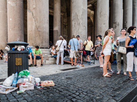 Roma: il degrado va in scena