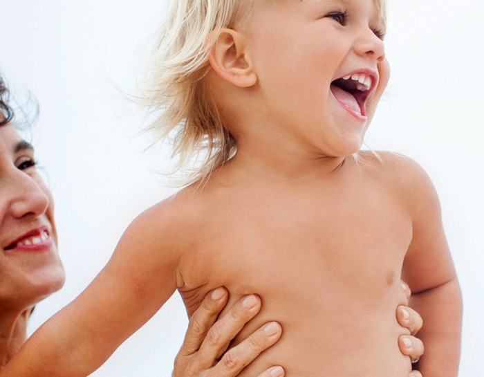 bambini nudi in spiaggia