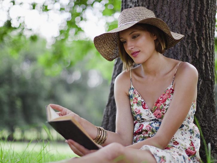 Leggere un libro al parco