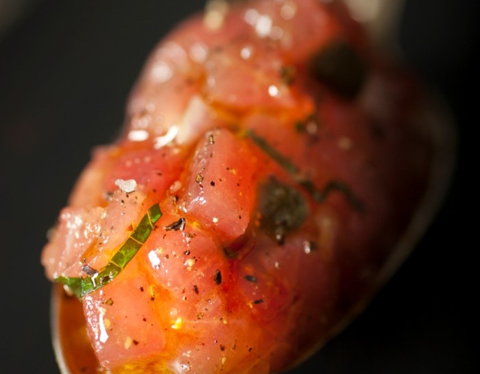 <p>Ingredienti300 g di tonno rosso fresco50 g di pistacchiOlio extravergine d’olivaCipolla rossaSalsa di soiaPepe nero½ limoneQualche pomodorino per decorareLa tartare di tonno e pistacchi è la ricetta migliore per concederti un delizioso pasto, leggero e fresco, in grado di racchiudere armoniosamente il gusto del mare e della terra. Per prima cosa scegli del tonno freschissimo, dal colore rosso intenso: compralo dalla pescheria di fiducia, affinché tu possa avere la certezza della qualità del prodotto.Taglia il filetto a tocchetti piccoli e riponili in una ciotola. Affetta finemente ¼ di cipolla rossa e aggiungila al tonno. Irrora con un filo d’olio extravergine d’oliva e aggiungi un po’ di pepe nero. Versa un goccio di salsa di soia, per salare leggermente e fai riposare qualche minuto.</p>