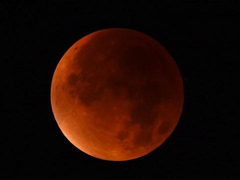 La Luna si tinge di rosso: le foto più belle dell'eclissi