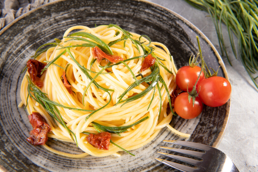 Pasta con agretti e pomodorini