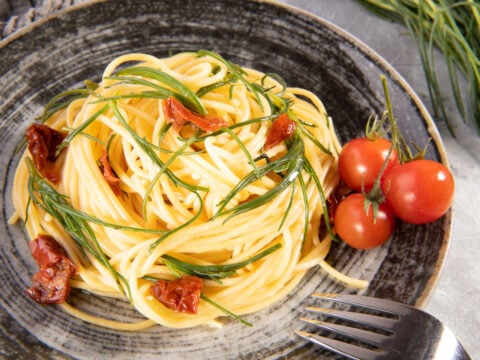 Pasta con agretti e pomodorini