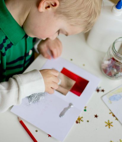 Puoi realizzare con i bambini bigliettini d'auguri natalizi di ogni tipo. Basta procurarti cartoncin