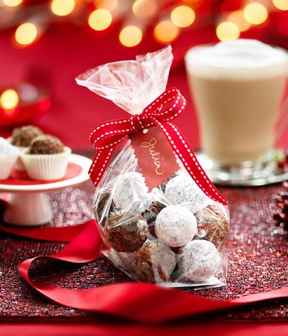 Un'idea che renderà felici i bambini: fate insieme i biscotti di Natale! Potete confezionarli in sa