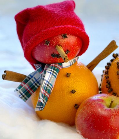 Sembra un simpatico pupazzo di neve questo omino fatto con la frutta. Basta usare dei chiodi di garo