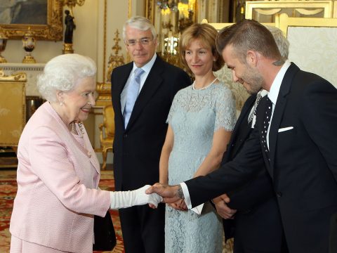 I Beckham sono i più ricchi del reame. Compresa la Regina Elisabetta