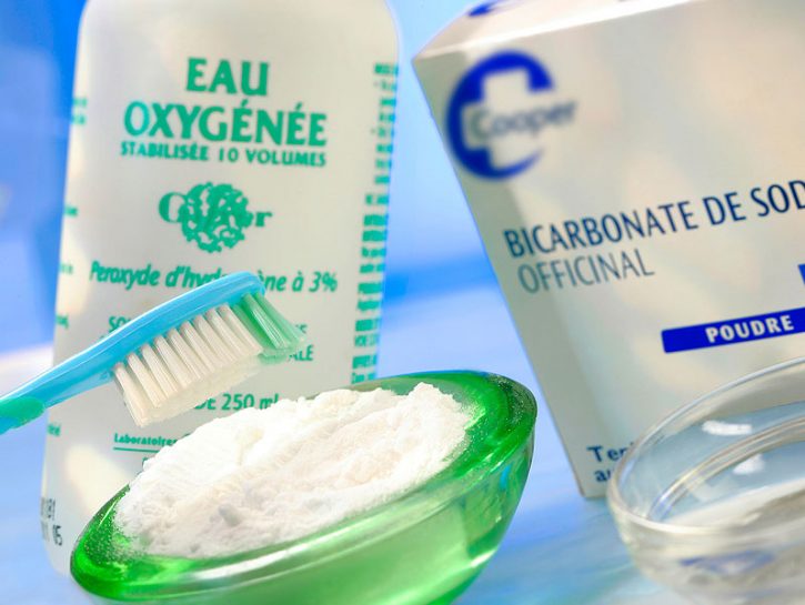 ACQUA OSSIGENATAL'acqua ossigenata è un ingrediente utile per pulire e può risultare efficace anc