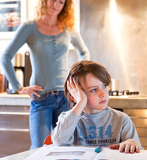 Per aiutare tuo figlio con i compiti… non aiutarlo!
