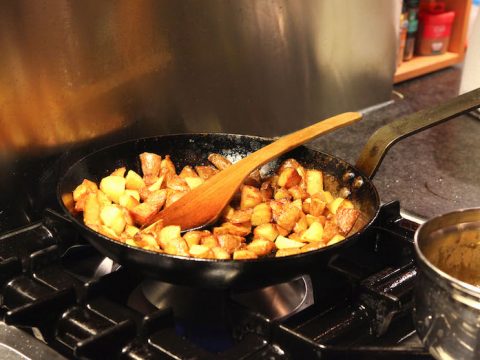 Patate in padella: fanno bene o male alla linea?