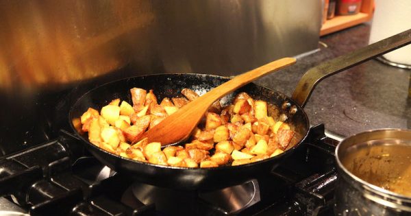 Patate in padella: fanno bene o male alla linea? - Donna ...