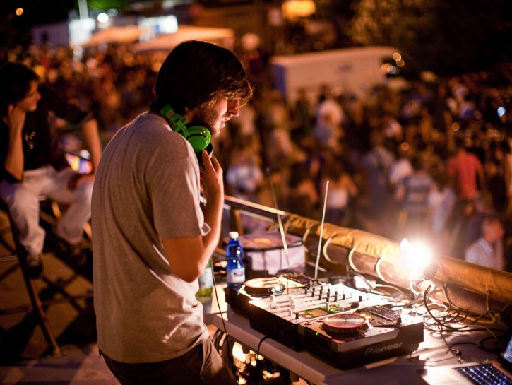 In discoteca a 16 anni: solo con i genitori