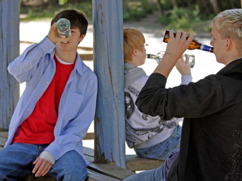 Alcol e adolescenti: quanto bevono davvero i nostri figli