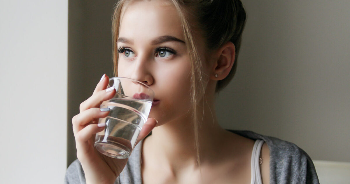 Bere acqua a digiuno: tutti i benefici per la salute e la ...