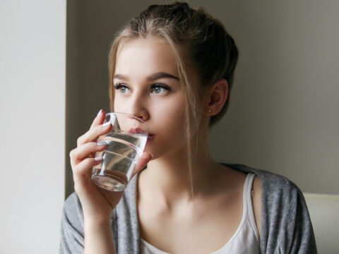 Bere acqua a stomaco vuoto, un rituale di salute e bellezza