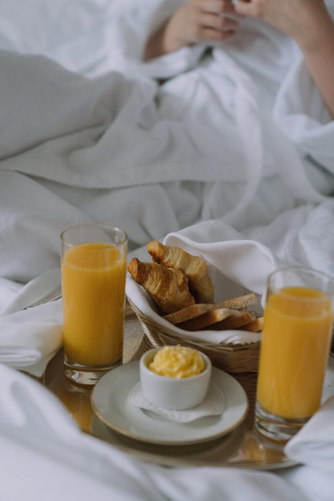 vassoio con brioche sul letto